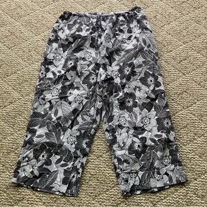 5/$15 Secret Treasures Black & White Floral Pajama Pants Large